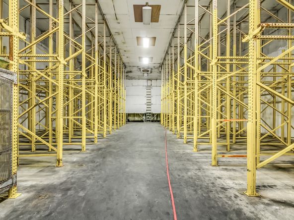 ±86,000 SF High Exposure Industrial Building on 2.42 Acres : 661 L St, Sanger, CA 93657